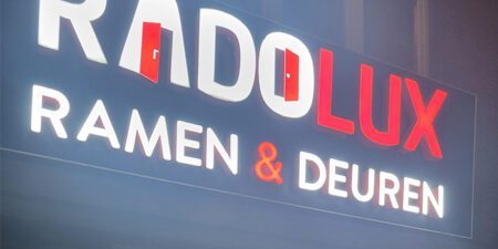 verlicht letters tegen de gevel